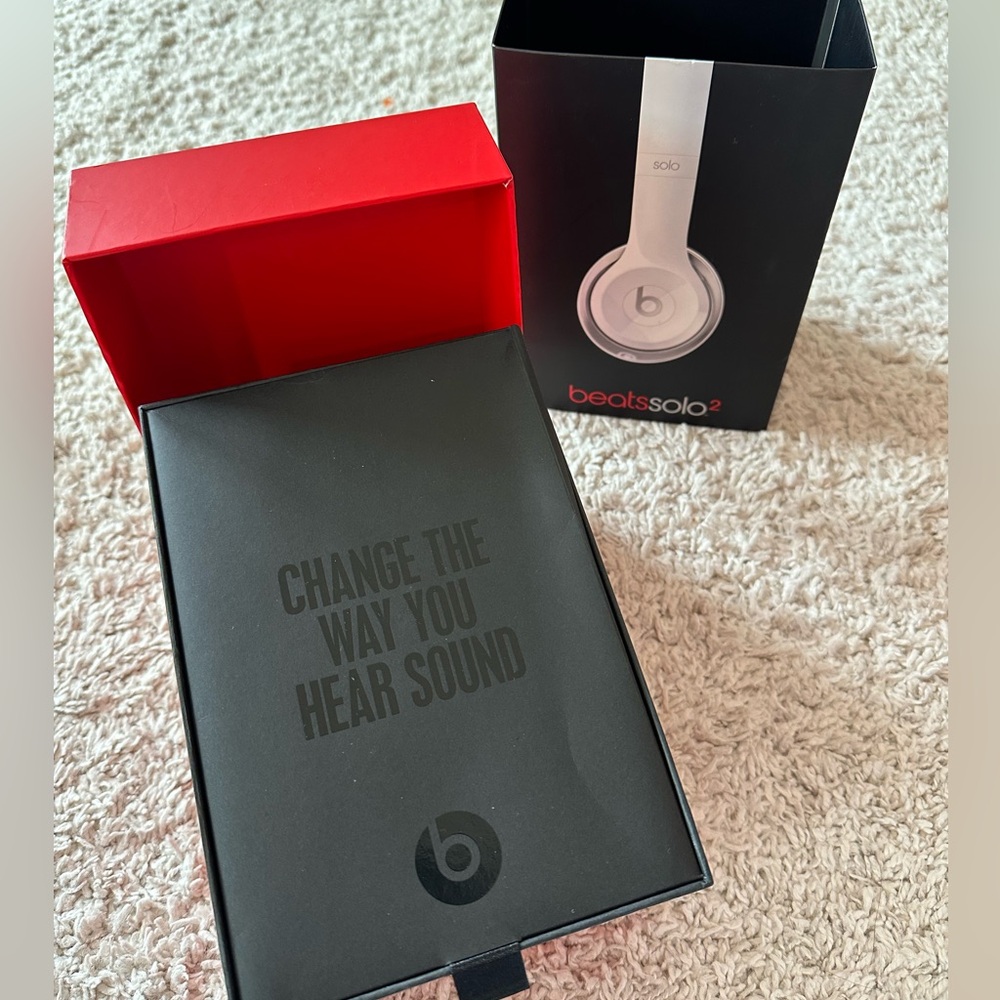 WHITE BEATS SOLO 2